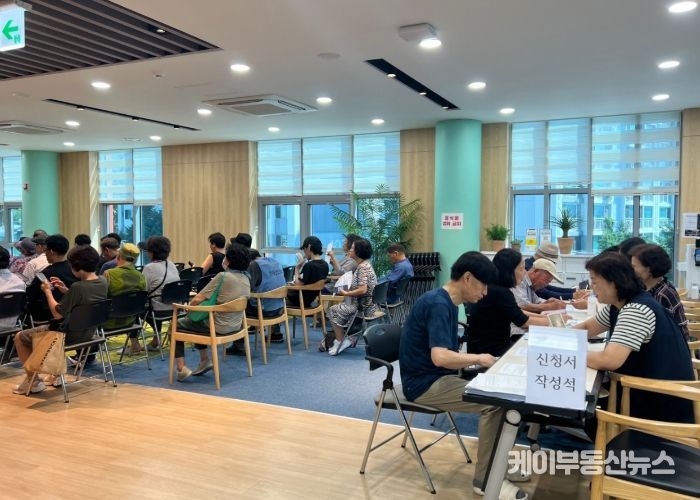 7월 퇴계원읍에서 봉사자들이 원활한 운영을 위한 봉사활동을 펼치고 있다.