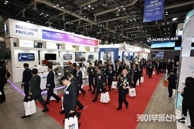 관람객들이 ‘서울국제항공우주 및 방위산업전시회(이하 ADEX)’에 설치된 성남시 기업공동관을 둘러보고 있다