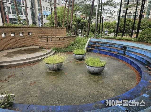 나눔숲 조성 전 영통종합사회복지관 야외 공간