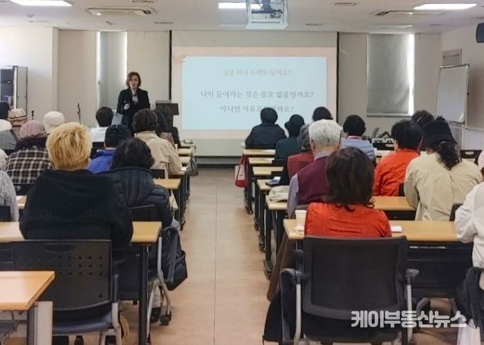 광명시 하안1동 주민자치회는 지난 5일 하안1동 행정복지센터에서 지역 주민 80여 명이 참석한 가운데 하반기 ‘힐링 인문학 특강’을 개최했다.