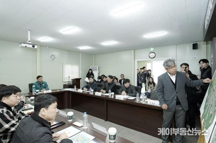 신상진 성남시장이 10일 복정1지구 조성사업 현장을 방문해 복정1지구 조성공사 전반에 대한 현황을 브리핑받고 있다