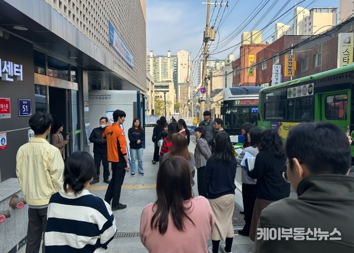 광명시 광명1동 생활문화복합센터는 지난 7일 광북119안전센터와 함께 화재 발생 시 신속한 대응 능력을 강화하기 위한 공공기관 합동 소방대피훈련을 실시했다.