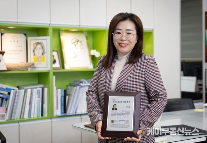 강혜숙 시의원이 ‘2025 한국선진교통문화 의정대상’ 상패를 들고 기념촬영을 하고 있다.