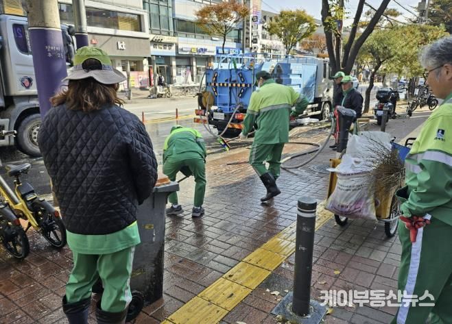 수원시 팔달구 우만2동, 아주대 일대 인도 물청소 실시