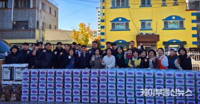 수원시 여성단체협의회가 사랑의 김장 담그기 행사 후 기념사진을 촬영하고 있다.