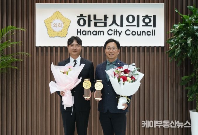 11월 14일 경기동부권시‧군의장협의회 ‘제12회 의정활동 우수의원’ 수상의 영예를 안은 오승철 의원(사진 오른쪽)과 우수 직원 임종복 정책지원관이 기념사진을 찍고 있다. (사진_하남시의회 제공)