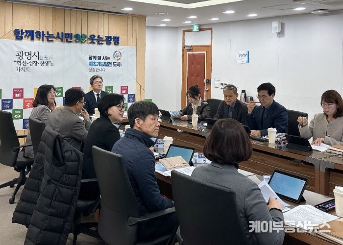 정순욱 광명시 부시장이 17일 '2025년도 세외수입 징수대책 보고회'를 주재하고 있다.