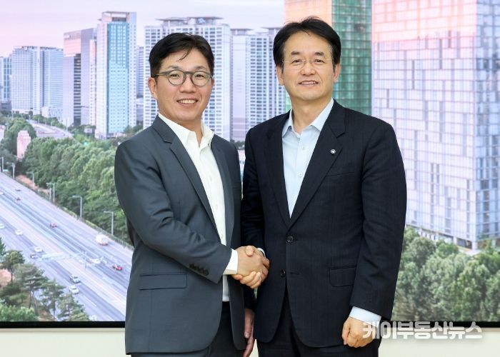 (오른쪽)이동환 고양특례시장과 김유원 네이버클라우드 대표이사