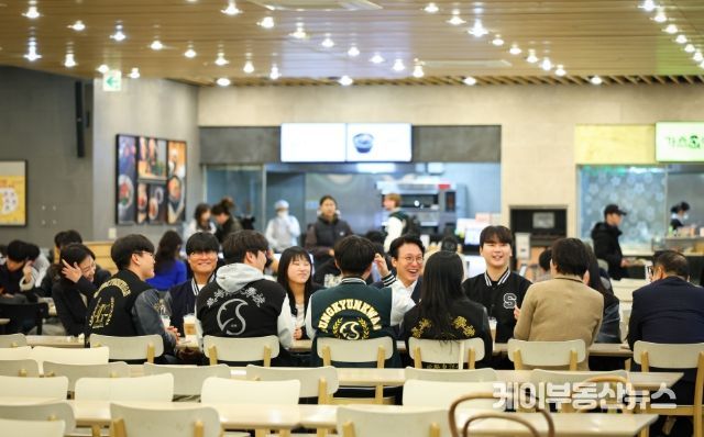 김민석 국무총리가 17일 '천원의 아침밥'을 제공하는 종로구 성균관대학교 은행골식당을 방문, 학생들과 대화를 하며 식사를 하고 있다.