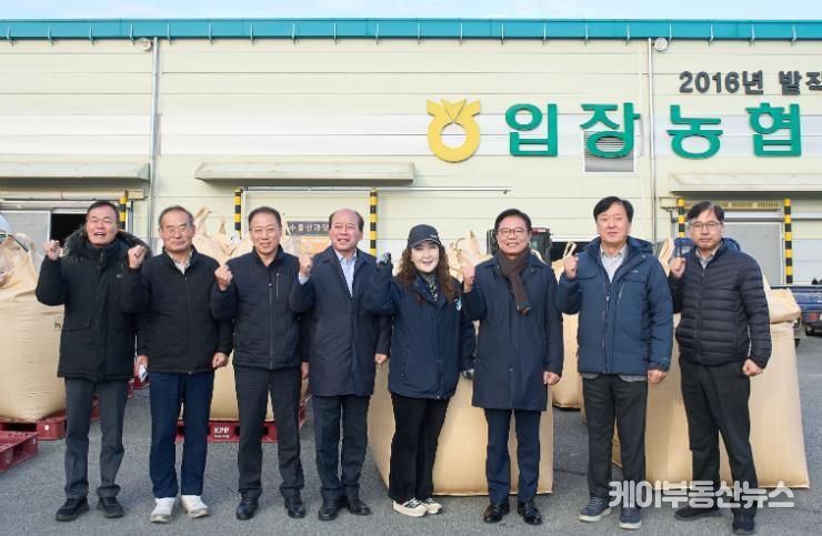 김석필 천안시장 권한대행 부시장이 18일 입장면 공공비축미곡 수매 현장을 찾아 농업인을 격려하고 있다.