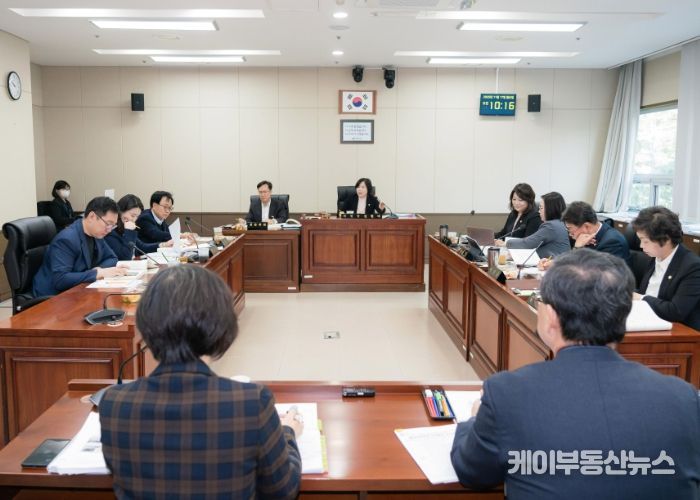 용인특례시의회 경제환경위원회, 행정사무감사 1일차