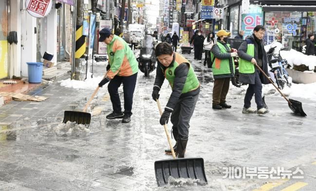 조용익 부천시장이 지난해 부천역 마루광장을 찾아 폭설 대응 상황을 점검한 뒤 제설작업에 동참했다.