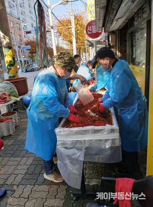 의정부시 가능동 가재울적십자봉사회, 취약계층 위한 김장김치 기탁