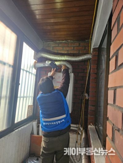 광명시 철산2동 지역사회보장협의체는 지난 18일, 본격적인 겨울철을 앞두고 어르신들의 안전한 겨울나기를 위해 관내 경로당 2곳과 공동생활시설 ‘동행’을 방문해 수도와 난방시설의 사전 안전 점검을 실시했다.