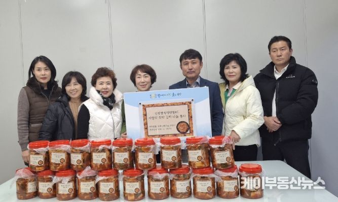 신광명·광명엔젤로터리클럽은 지난 19일 광명7동 행정복지센터에서 관내 독거노인, 한부모가족 등 저소득 취약계층 20가구에 섞박김치를 전달하는 나눔 봉사활동을 펼쳤다.