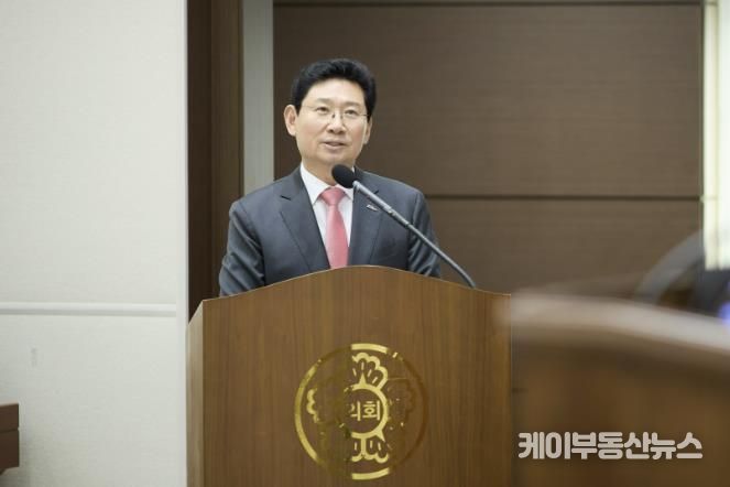 26일 용인특례시의회에서 이상일 시장이 시정질문에 답변하고 있다