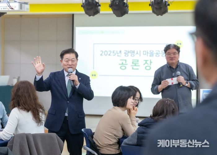 박승원 광명시장이 27일 하안도서관 대강당에서 개최한 '2025년 마을공동체 동상일몽 통(通)하는 날 활동공유회'에 참석해 마을공동체원과 소통하고 있다.