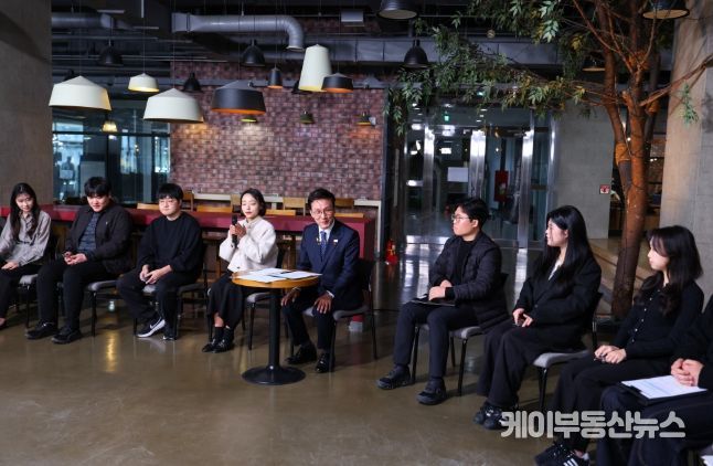 김민석 국무총리가 28일 대전 충남대학교에서 열린'미래대화 1·2·3#청년금융' 제5차 K-토론나라에서 고졸 청년 대출금리 및 청년미래적금 등과 관련한 청년들의 제안을 경청하고 있다.