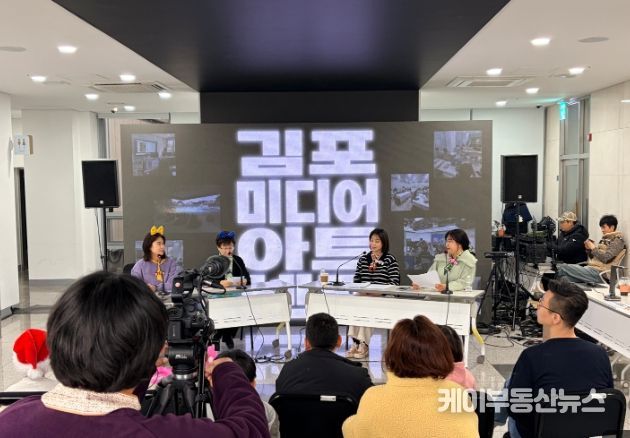 김포시와 김포문화재단은 지난 29일 김포미디어아트센터 개관 1주년을 맞아 융복합 미디어 체험의 장 ‘미디어 페스타’를 개최했다.