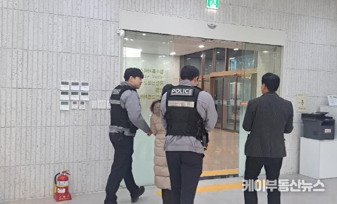 수원시가 ‘악성·반복 민원 대응 모의훈련’을 하고 있다.