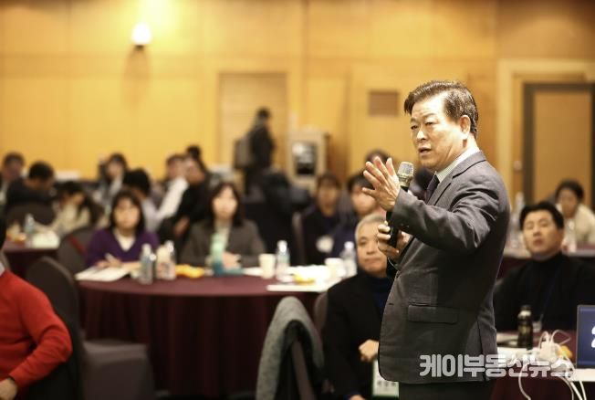 박승원 광명시장이 4일 오후 제주도 켄싱턴 리조트에서 열린 ‘2025 대한민국 ESG정원정책포럼-공무원 혁신 리더십 과정’에 참석해 ‘탄소중립으로 지속가능한 도시전환’을 주제로 한 특별강연을 하고 있다.