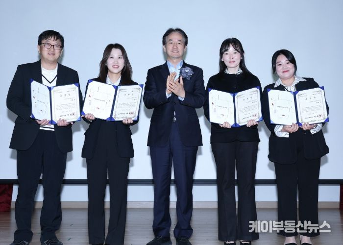 ‘2025년 사업보고회’보육유공자 표창 수상자 기념촬영