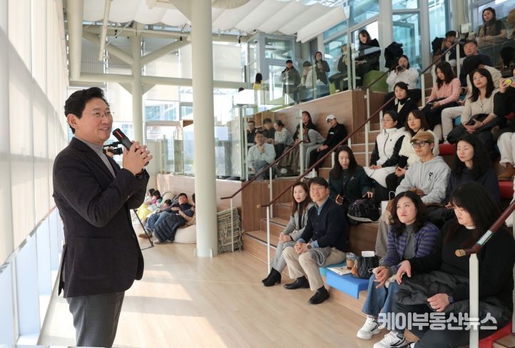 이상일 용인특례시장이 7일 SERI PAK with 용인에서 열린 박세리 전 감독의 토크콘서트에 참석해 인사말을 하고 있다.