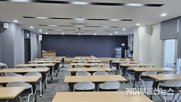 성남시 혁신지원센터 내 회의실 브릿지룸 모습