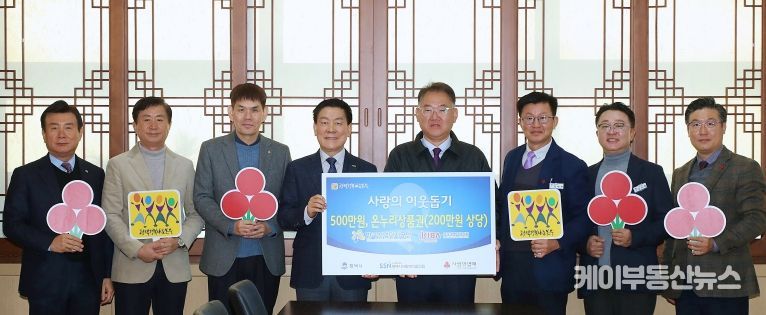 왼쪽부터 포승경영자협의회 부회장 이필욱, 수석부회장 박완섭, 한국산업단지공단 평택지사장 신명철, 포승경영자협의회 회장 이관섭, 평택시 부시장 이성호, 복지국장 김대환, 기업투자과장 유주형, 평택행복나눔본부 나눔국장 황성식