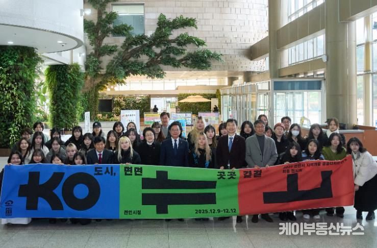 김석필 천안시장 권한대행 부시장이 9일 시청 로비에서 열린 ‘2025 지역개발 공공디자인 연구용역’ 최종보고회 연구 성과 전시를 둘러보고 있다.