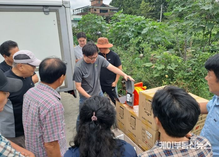 농업인들에게 농작업 안전편이장비 컨설팅을 하고 있다.