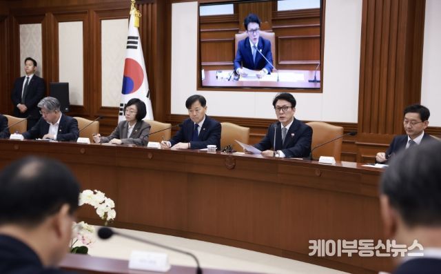 김민석 국무총리가 10일 세종대로 정부서울청사에서 열린 국가정책조정회의를 주재, 모두발언을 하고 있다.(국무조정실)