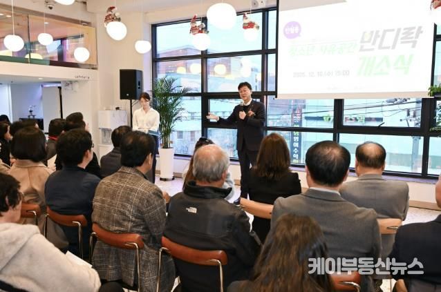 이민근 안산시장이 10일 반월동 청소년자유공간 ‘반디락’ 개소식에서 인사 발언을 하고 있다.