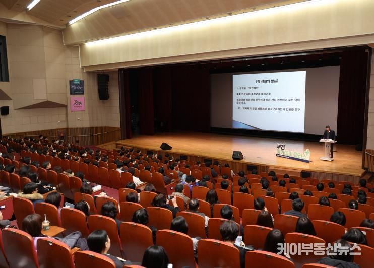 문형배 전 헌법재판관이 시청 어울마당에서 강연하고 있다.