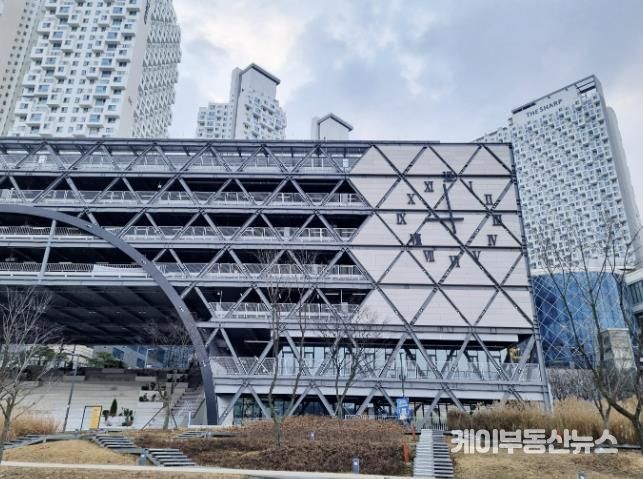 동탄호수공원 주차타워 벽시계(주간)