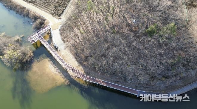 용인특례시가 처인구 이동읍에 있는 이동저수지 둘레길 단절 구간 연결공사를 마무리했다.