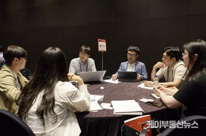 지난 6월 열린 커넥트 데이 행사에서 참여대학 및 기업 관계자들이 기술 이전 상담을 하고 있다