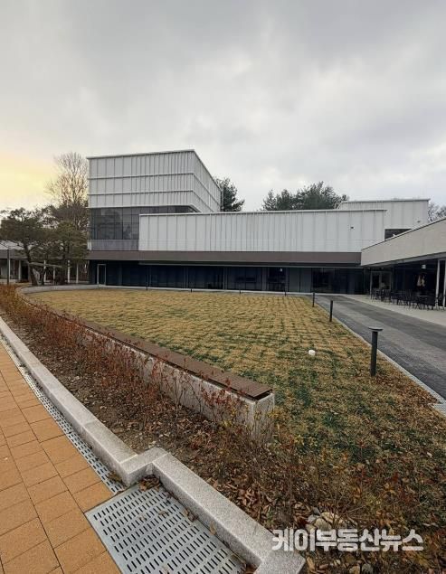 결혼식 후 연회장소로 활용할 수 있는 성남물빛정원 뮤직홀 앞 잔디마당