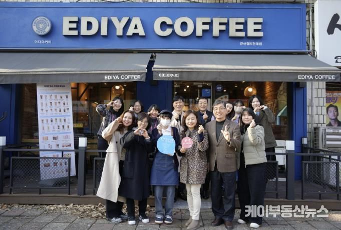 24일 안산 이디아커피 안산월피현대점에서 열린 장애인 권익 옹호업소 '오소가게' 현판식에서 참석자들이 기념촬영을 하고 있다.