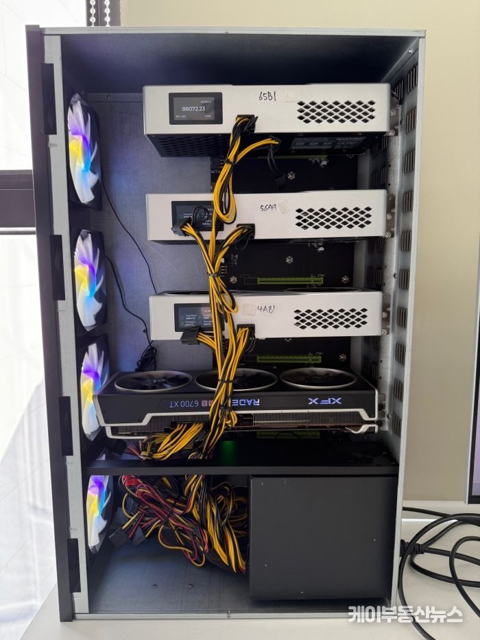 KC인증을 획득한 비트코인 채굴 컴퓨터 내부에 GPU 와 ASIC 이 동시에 장착된 모습