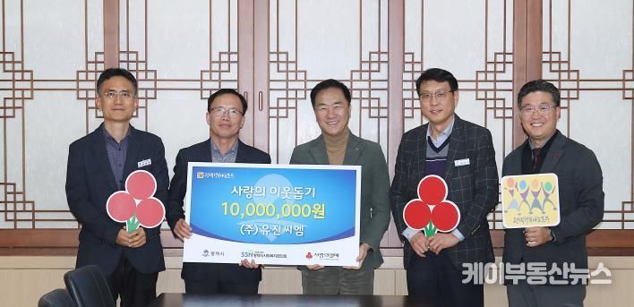 왼쪽부터 건축사업지원 팀장 윤성욱, ㈜유진씨엠 대표 원유혁, 평택시장, 도시주택국장 한우식, 평택행복나눔본부 나눔국장 황성식