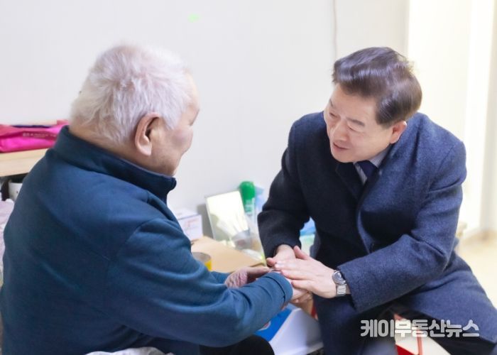 박승원 광명시장(사진 오른쪽)이 비닐하우스에서 거주하다 광명시의 주거 지원을 통해 한국토지주택공사(LH) 전세임대주택으로 거주지를 옮긴 주거취약 가정을 방문해 안부를 묻고 있다.