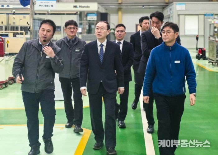 이명구 관세청장(가운데)이 5일 중국 북경에 위치한 HL만도 현지 공장을 방문하여 업체의 애로사항 등을 청취한 뒤 공장을 둘러보고 있다.