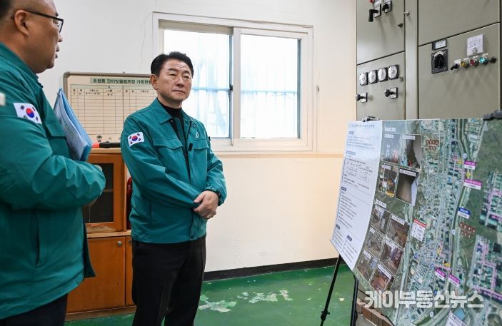 김동근 시장이 1월 7일 호원간이배수펌프장을 방문해 현장 점검을 하고 있다.
