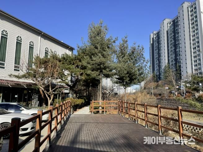 용인특례시 수지구는 풍덕천동 1153번지 일원 산책로를 정비했다