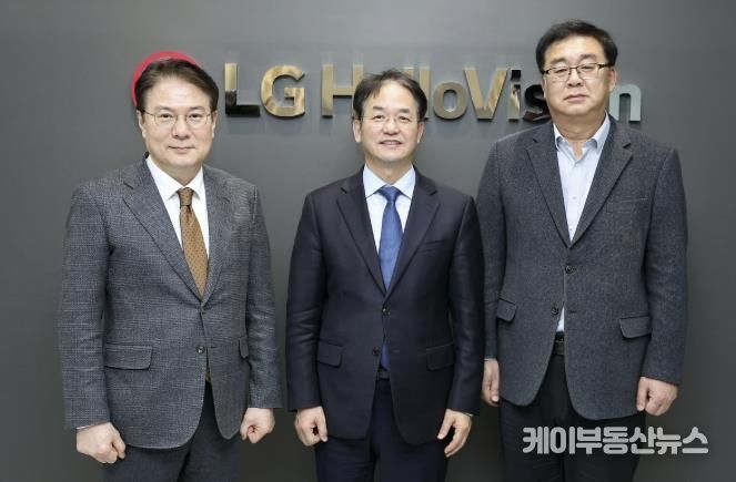 삼송MBN스튜디오 지식산업센터에 입주한 LG헬로비전 방문 기념촬영_왼쪽부터 이동원 MBN매일방송 대표, 이동환 고양특례시장, 송구영 LG헬로비전 대표