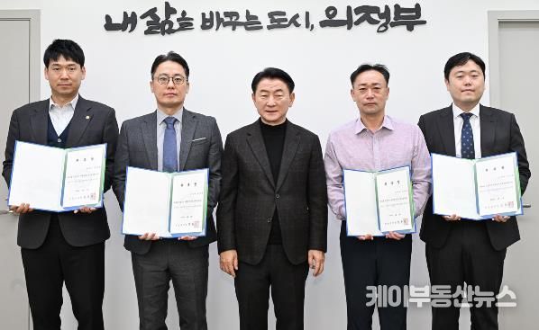 김동근 시장이 1월 7일 ‘제6기 마을세무사’를 위촉한 뒤 함께 기념사진을 찍고 있다.