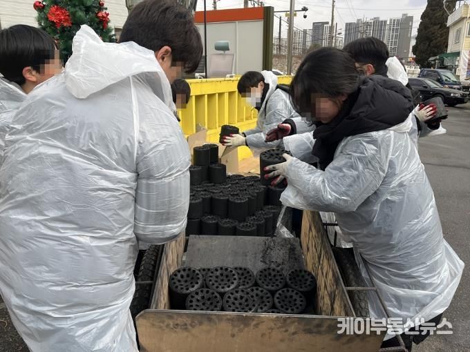 의정부시 고산동, 한길교회 빼벌마을 취약계층 위해 사랑의 연탄 나눔