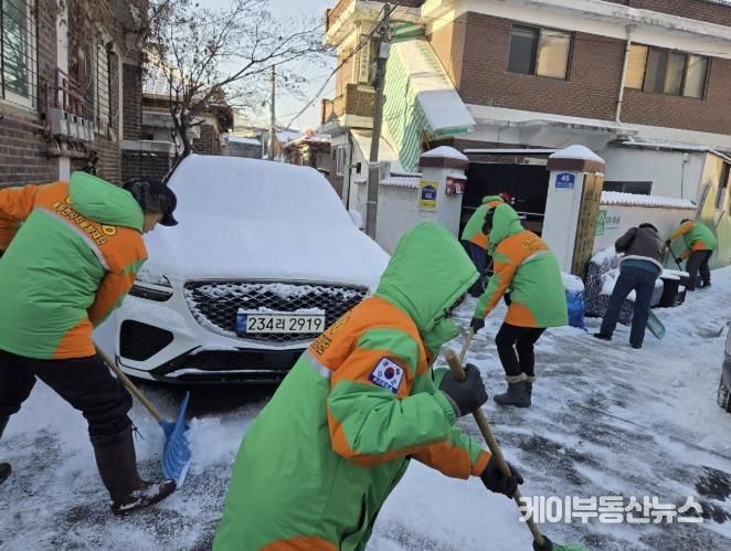 동두천시 보산동 지역자율방재단, 관내 결빙 우려 지역 신속 제설작업 실시