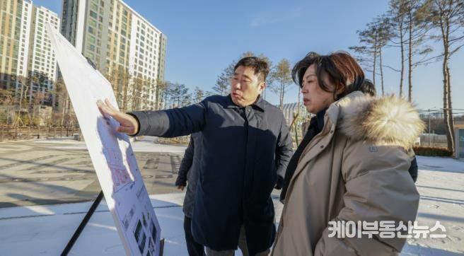 과천지식정보타운 4,5호 근린공원 조성 현황 현장확인(사진 맨앞쪽 신계용 과천시장)